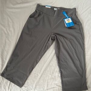 NWT: COLUMBIA Active Fit Stretchy Woman Capri Pants. S/P. Evergreen Fog Gray.